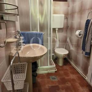 Kuća s pogledom na more i dvjema garažama – Klenovica