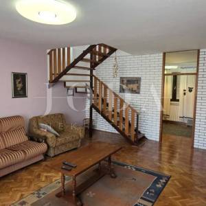 Kuća s pogledom na more i dvjema garažama – Klenovica