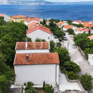 Kuća s pogledom na more i dvjema garažama – Klenovica