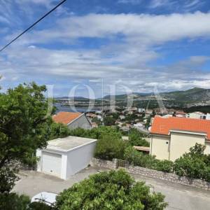 Kuća s pogledom na more i dvjema garažama – Klenovica