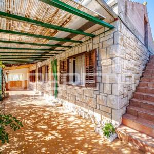 Kuća s potencijalom na atraktivnoj lokaciji uz more,uvala Tri Porte, Korčula