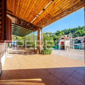 Kuća s potencijalom na atraktivnoj lokaciji uz more,uvala Tri Porte, Korčula
