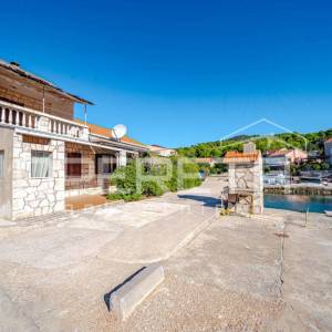 Kuća s potencijalom na atraktivnoj lokaciji uz more,uvala Tri Porte, Korčula