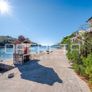 Kuća s potencijalom na atraktivnoj lokaciji uz more,uvala Tri Porte, Korčula