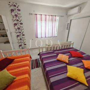 Kuća sa 3 jedinice 200m od mora