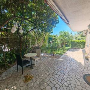 Kuća sa 3 jedinice 200m od mora