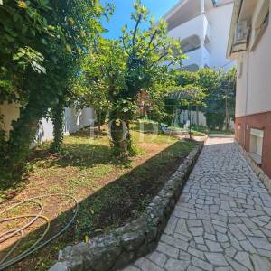 Kuća sa 3 jedinice 200m od mora