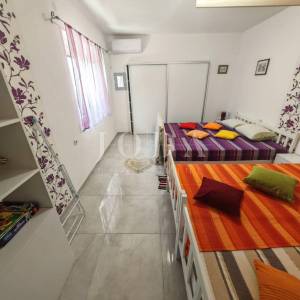 Kuća sa 3 jedinice 200m od mora