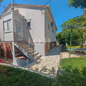 Kuća sa 3 jedinice 200m od mora
