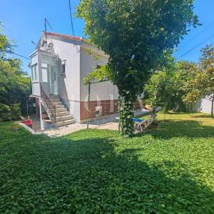 Kuća sa 3 jedinice 200m od mora