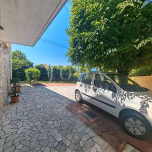 Kuća sa 3 jedinice 200m od mora