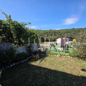 Kuća sa 3 stambene jedinice 