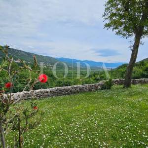 Kuća sa 4000m2 zemljišta