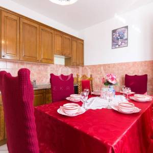 Kuća sa 6 apartmana i bazenom