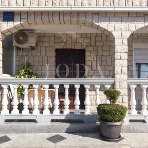 Kuća sa 6 apartmana i bazenom