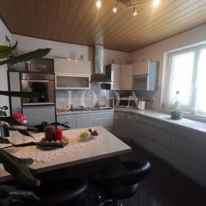Kuća sa 6 apartmana i bazenom