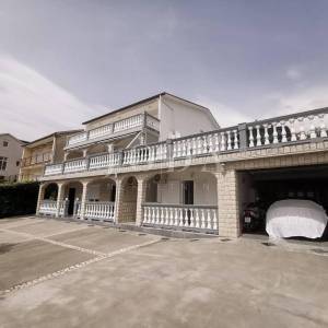 Kuća sa 6 apartmana i bazenom
