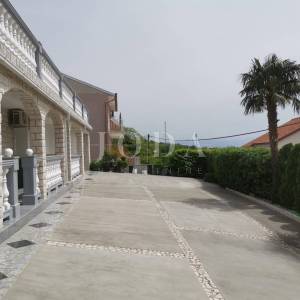 Kuća sa 6 apartmana i bazenom
