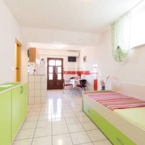 Kuća sa 6 apartmana i bazenom