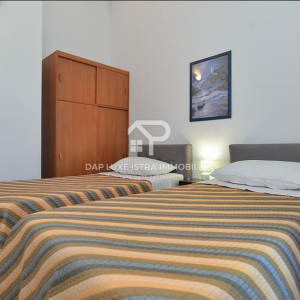 Kuća sa 6 apartmana i bazenom Valbandon