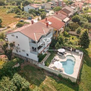Kuća sa 6 apartmana i bazenom Valbandon