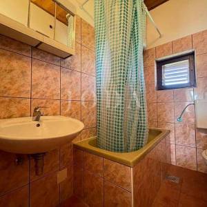KUĆA SA 7 APARTMANA BLIZU MORA