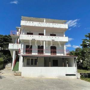KUĆA SA 7 APARTMANA BLIZU MORA