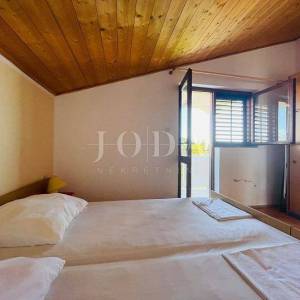 KUĆA SA 7 APARTMANA BLIZU MORA