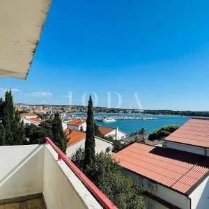 KUĆA SA 7 APARTMANA BLIZU MORA