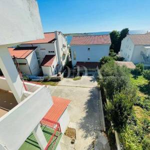 KUĆA SA 7 APARTMANA BLIZU MORA