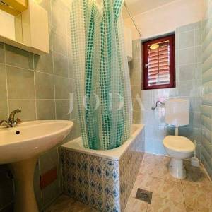 KUĆA SA 7 APARTMANA BLIZU MORA