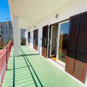 KUĆA SA 7 APARTMANA BLIZU MORA