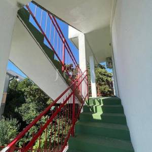 KUĆA SA 7 APARTMANA BLIZU MORA