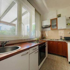 KUĆA SA 7 APARTMANA BLIZU MORA