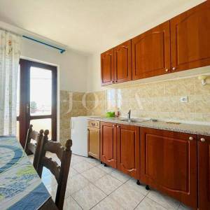 KUĆA SA 7 APARTMANA BLIZU MORA