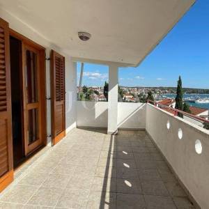 KUĆA SA 7 APARTMANA BLIZU MORA