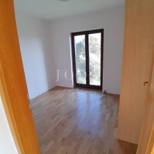 Kuća sa aprtmanima i bazenom