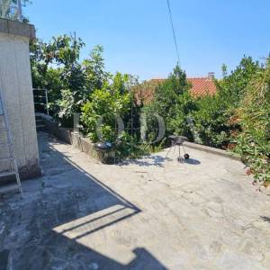 Kuća sa dva stana na mirnoj lokaciji