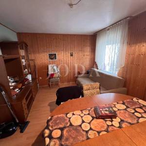 Kuća sa dva stana na mirnoj lokaciji