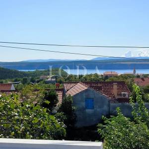 Kuća u Jadranovu sa 2 mala stana i pogledom na more