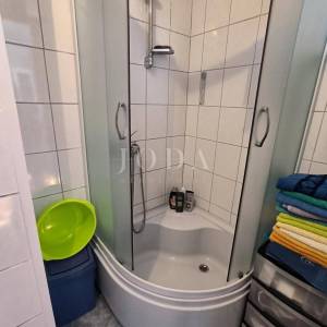 Kuća u Jadranovu sa 2 mala stana i pogledom na more