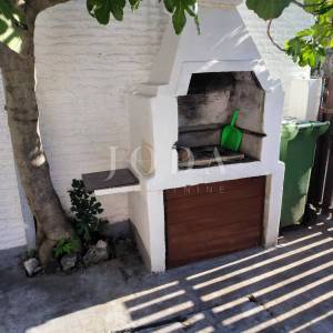 Kuća u Jadranovu sa 2 mala stana i pogledom na more