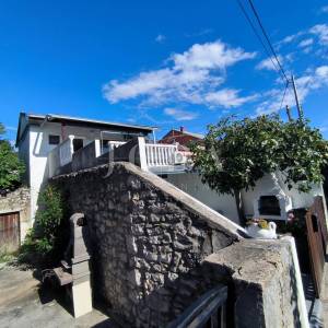 Kuća u Jadranovu sa 2 mala stana i pogledom na more