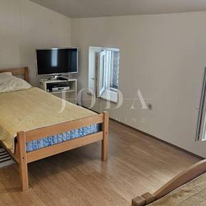 Kuća u nizu sa 4 apartmana i balkonom,VRSAR centar
