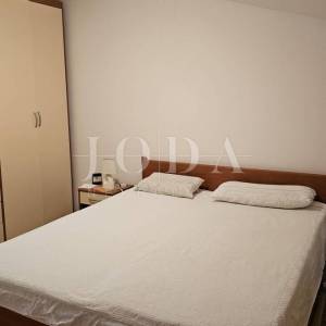 Kuća u nizu sa 4 apartmana i balkonom,VRSAR centar