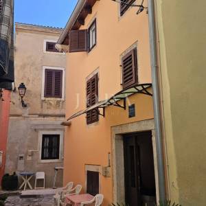 Kuća u nizu sa 4 apartmana i balkonom,VRSAR centar