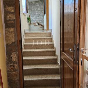 Kuća u nizu sa 4 apartmana i balkonom,VRSAR centar