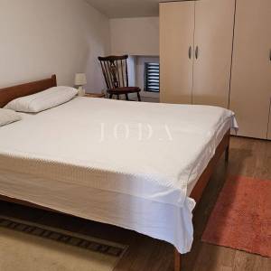 Kuća u nizu sa 4 apartmana i balkonom,VRSAR centar