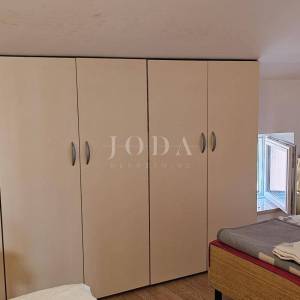 Kuća u nizu sa 4 apartmana i balkonom,VRSAR centar