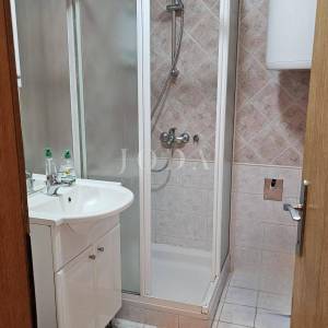 Kuća u nizu sa 4 apartmana i balkonom,VRSAR centar